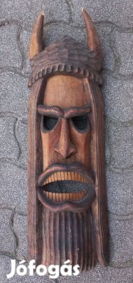 Faragott fali maszk