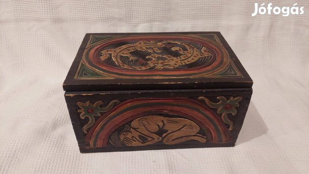 Faragott festett fa doboz szalamander figurákkal, emberábrázolással