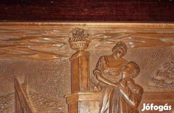 Faragott jelenettel díszített doboz