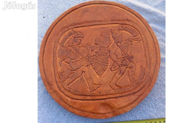 Faragott kerek fa fali kép boros pince pl