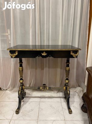 Faragott konzolasztal