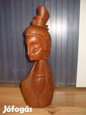 Faragott női szobor 7