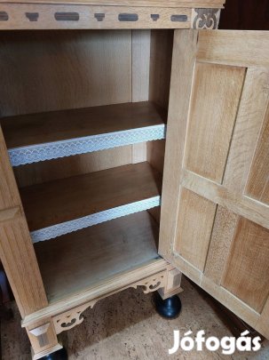 Faragott szekrény tölgyfából.