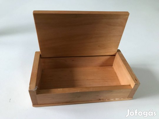 Faragott tetejű kis dobozka eladó