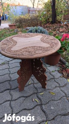 Faragott tömörfa kisasztal