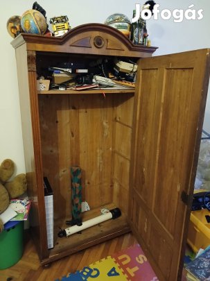 Faragott tömörfa szekrény