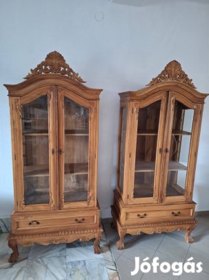 Faragott vitrines szekrény