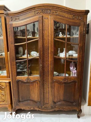 Faragott vitrines szekrény