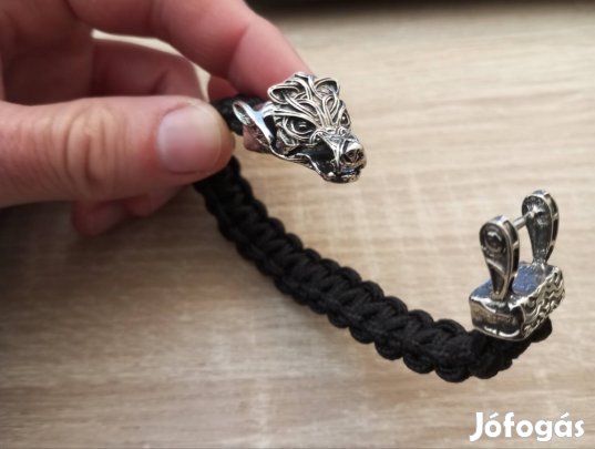 Farkas fejes, fekete karkötő