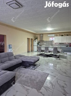 Farmos  központjához közel.