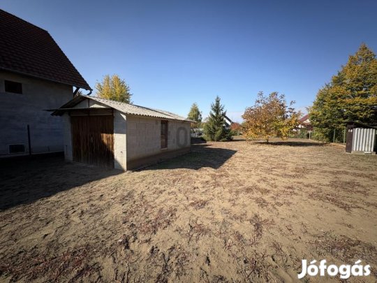 Farmosi eladó 878 nm-es telek