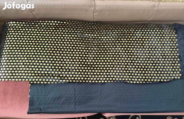 Farsangra csillogó anyag darabok, színes, arany és ezüst fekete alapon