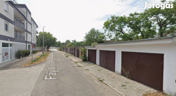 Fáy András lakótelepen garázs