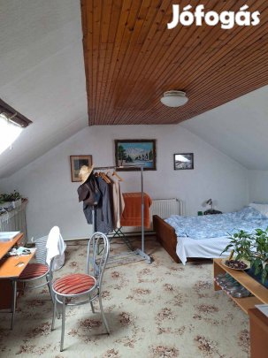 Fáy András utcán tetőtéri szoba kiadó!