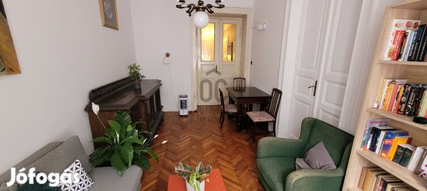 Fedezze fel Terézváros diplomata negyed gyöngyszemét, ezt a 2 szobás l