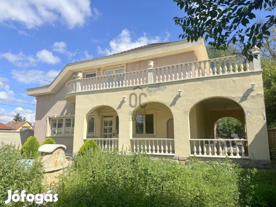 Fedezze fel álmai otthonát Göd szívében  8 szobás családi ház várja Ö