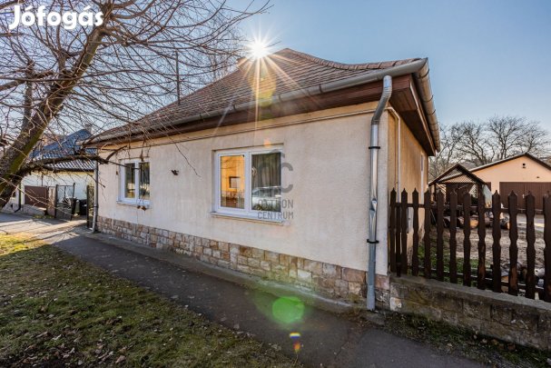 Fedezze fel álmai otthonát Rétság szívében  4 szobás ház várja Önt! M