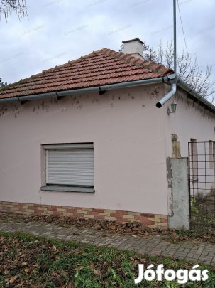 Fegyvernek -Szapárfaluban felújított kis családi ház eladó