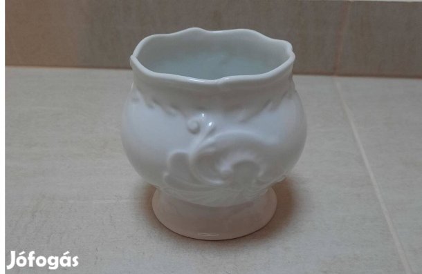 Fehér Herendi porcelán dombornyomott váza eladó!