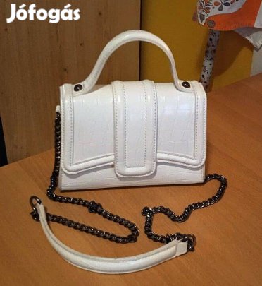 Fehér Zara crossbody táska., krokodil/aligátor mintázattal