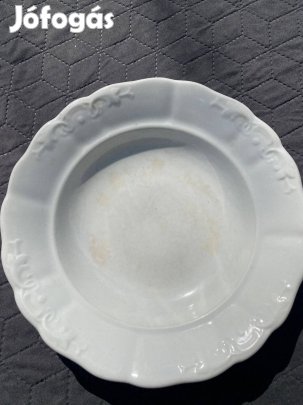 Fehér Zsolnay tányér