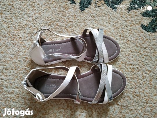 Fehér, ezüst színű női szandál