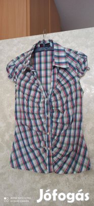 Fehér, kék, piros mintás rövid ujjú blúz M-es