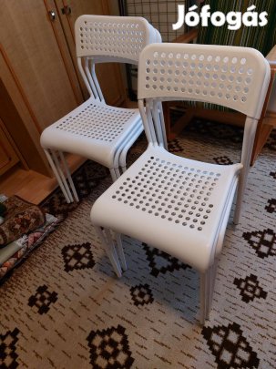 Fehér, műanyag, étkezőszék garnitúra eladó