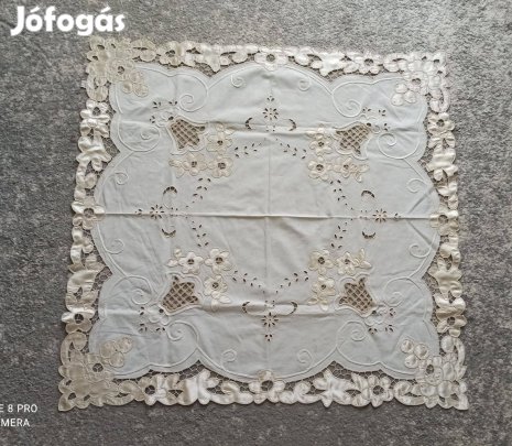 Fehér alapon ekrü selyemmel díszített hímzett terítő