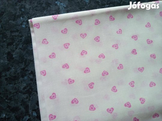 Fehér alapon mályva színű szívecskés anyag méteráru új