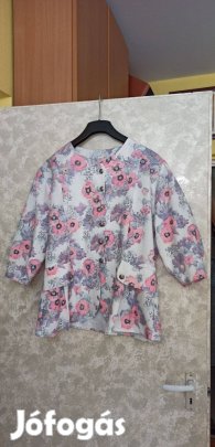 Fehér alapon virágmintás rövid ujjú blézer, kabátka