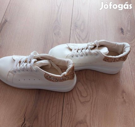 Fehér aranyos sportcipő