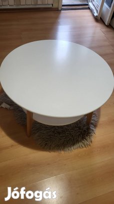 Fehér asztalka szőnyeggel