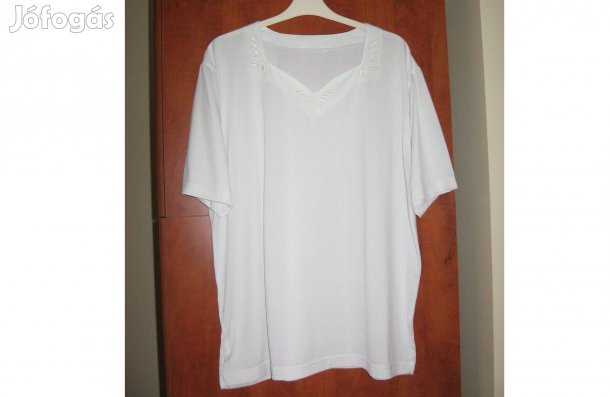 Fehér blúz nyakrészen díszített