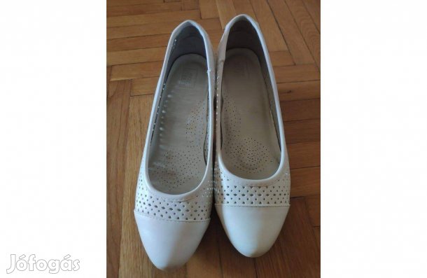 Fehér bőr körömcipő