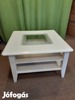 Fehér dohányzóasztal