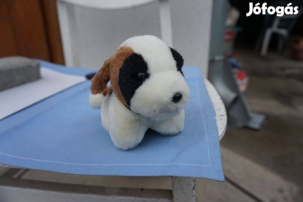 Fehér és barna plüss kutyus fekete szemgödörrel eladó