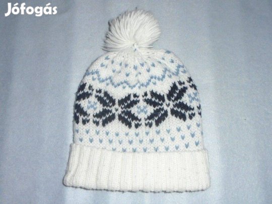 Fehér és mintás kötött sapka 8-12 évesre (méret 128 / 152)