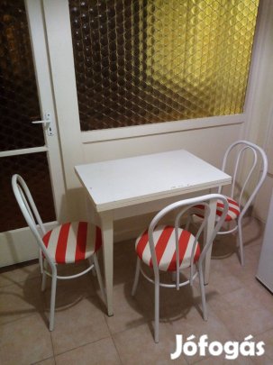 Fehér étkező asztal 3 db székkel