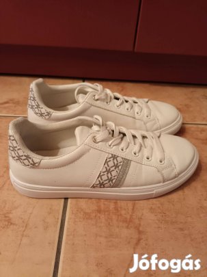 Fehér ezüst díszítésű cipő 2x viselt 39,5 méret 4400 Ft
