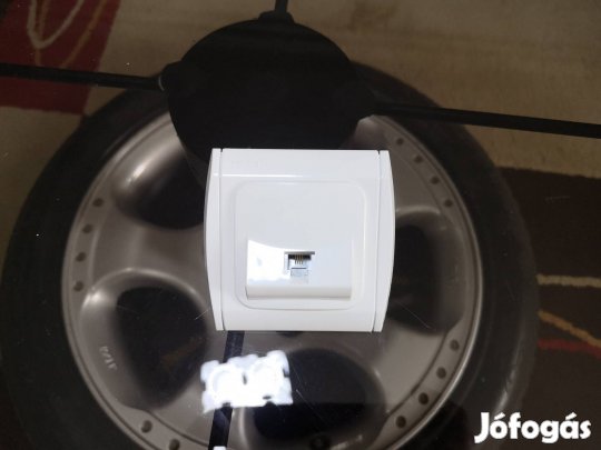 Fehér fali hálózati aljzat 