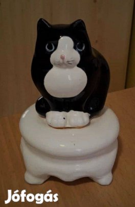 Fehér-fekete, Vintázs , puffon ülő duci macska