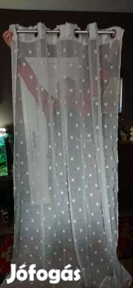 Fehér függöny végig rávart kis dísszel, fém karikákkal eladó