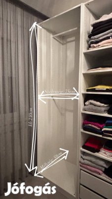 Fehér gardrób szekrényrész akasztós rudakkal