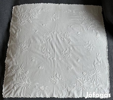 Fehér hímzett terítő
