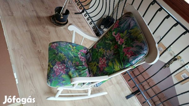 Fehér hintaszék párnával