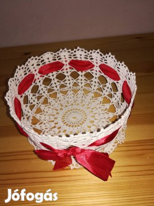 Fehér horgolt kosár