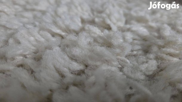 Fehér hosszú szálú szőnyeg eladó