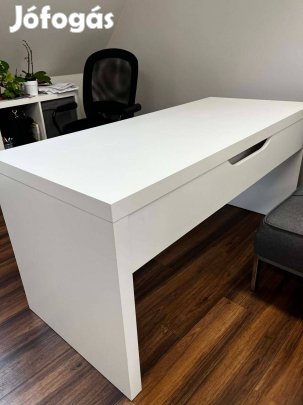 Fehér íróasztal