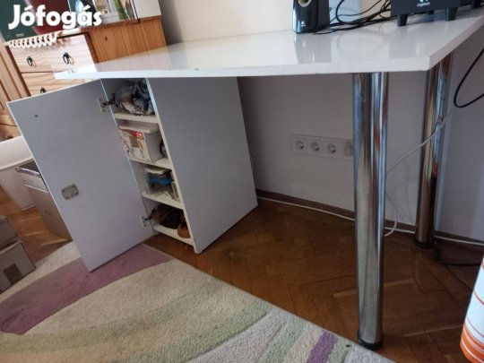 Fehér íróasztal fém lábakkal